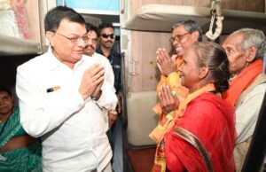 कैबिनेट मंत्री लखनलाल देवांगन ने कोरबा रेलवे स्टेशन से भारत गौरव टूरिस्ट ट्रेन को हरी झंडी दिखाकर किया रवाना, बुजुर्गों को दी शुभकामनाएं