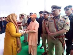 पुलिस स्मृति दिवस पर सीएम योगी ने शहीद जवानों को दी श्रद्धांजलि, परिजनों से मिलकर जाना हाल